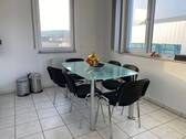 Küche mit Tisch - 