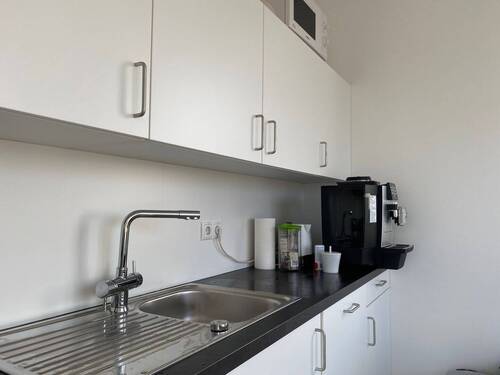 Küchenzeile mit Wasserbar und Kaffee-Vollautomat - 