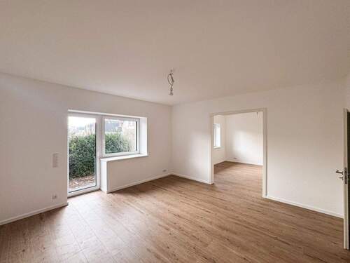 Wohnzimmer - Moderne Hochparterre Terrassenwohnung mit eigenem Garten - Erstbezug nach energet. Sanierung