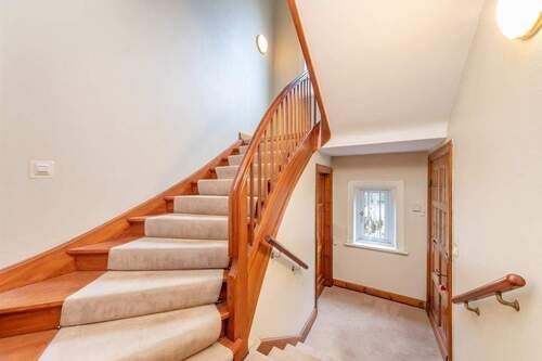 Klassisches Holztreppenhaus - 