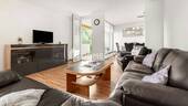 Wohnzimmer 2 - Hell, modernisiert und bezugsfrei: 4-Zimmer-Wohnung mit Weitblick & Dachterrassenzugang