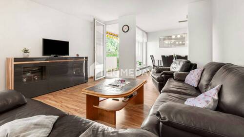 Wohnzimmer 2 - Hell, modernisiert und bezugsfrei: 4-Zimmer-Wohnung mit Weitblick & Dachterrassenzugang