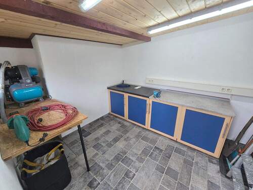 Geräteraum mit Wasserpumpe für Garten - 