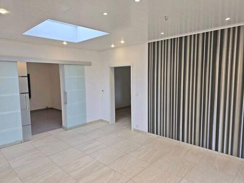 Esszimmer mit Glas-Schiebetür zur Küche - 