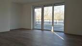 Wohnzimmer mit Dachterrasse - Etagenwohnung mit 74,60 m&sup2; in Lahr zur Miete