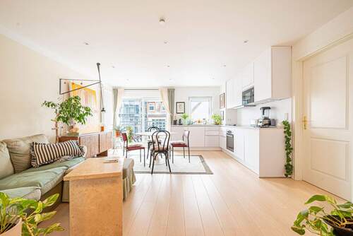 Wohnbereich mit EBK - 2 Zimmer Etagenwohnung zum Kaufen in Berlin