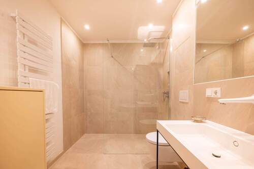 Badezimmer mit Waschmaschinenanschluss - 
