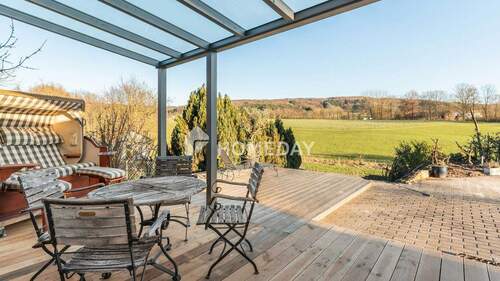 Terrasse 1 - Modernisiertes Dreifamilienhaus mit 358 m², 16,5 kWp PV & traumhafter Süd-Terrasse mit Fernblick