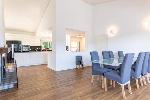 Essbereich mit Blick zur Küche - 