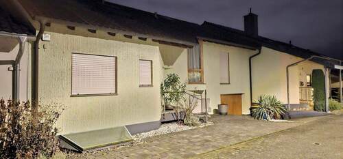 Hausfront mit Stellplätzen - 