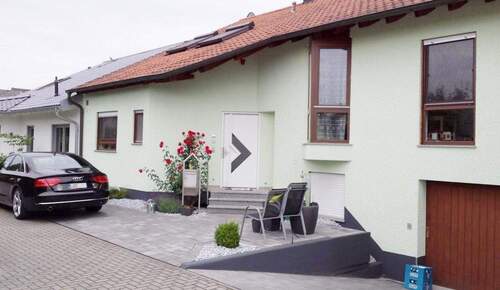 Hausfront dunkle Fensterrahmen - 
