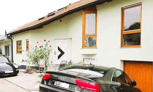 Hausfront helle Fensterrahmen - 