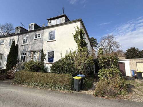 Vorderansicht - Seltene Chance in Huttrop: Reihenendhaus auf großem Grundstück