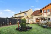 Garten mit Blick auf die Terrasse - Ankommen und Zuhause sein - liebevoll gepflegte Doppelhaushälfte mit großem Garten