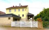 Straßenansicht - - RESERVIERT - Zwei­familien­haus mit großem Grundstück und Entwicklungspotenzial in ruhiger Lage