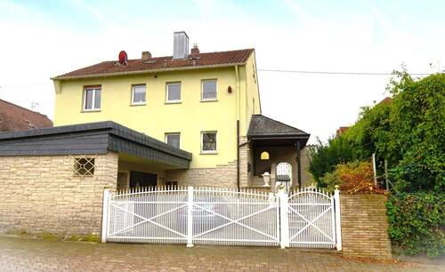 Straßenansicht - - RESERVIERT - Zwei­familien­haus mit großem Grundstück und Entwicklungspotenzial in ruhiger Lage