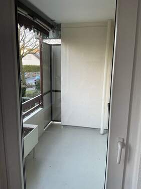 Balkon mit schönem Blick in den Außenbereich - 