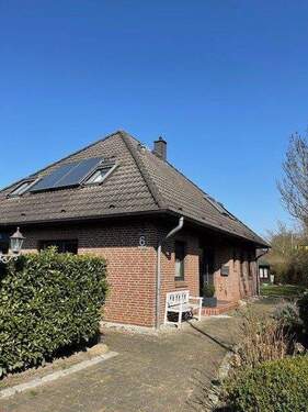 Außenansicht.jpg - WELCOME 2026 - Familienfreundliches Walmdachhaus mit Garten, Terrasse, Grillplatz, Doppelgarage u.v.m.