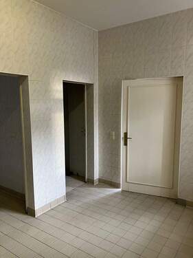 Lagerraum 1 mit Blick auf Liefereingang - 