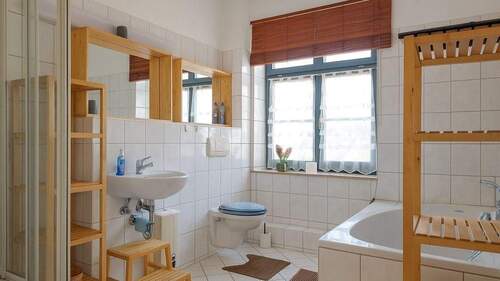 Wannenbad mit Dusche - 