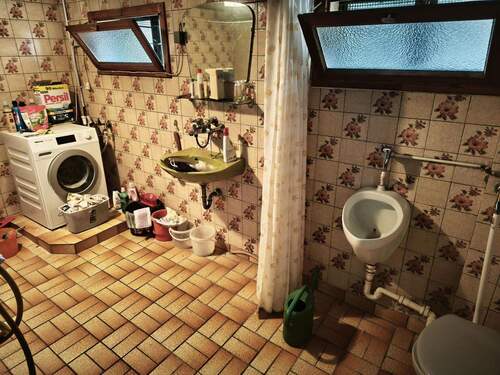 Waschküche mit WC und Urinal - 