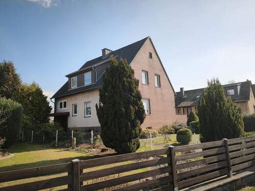 Seitenansicht / Hauseingang - 6 Zimmer Einfamilienhaus zum Kaufen in Neustadt