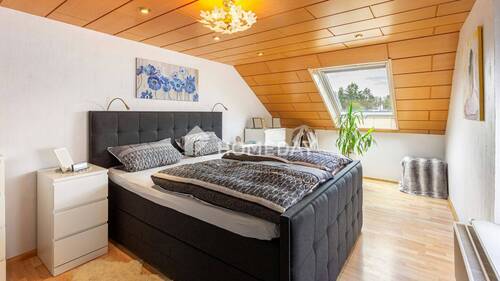 1. OG Schlafzimmer 1 - 