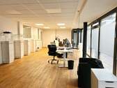 Großer Innenraum mit großer Fensterfront für maximale Sichtbarkeit - Gewerbeobjekt (Büro, Produktion, Verkauf) in Köln zur Miete
