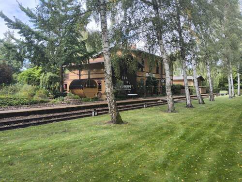 Außenansicht Wiese - Stilvoll und Ruhig Leben im Bahnhof Poley