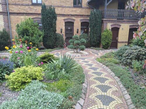 Vorgarten zum Hauseingang - 9 Zimmer Einfamilienhaus in Sallgast