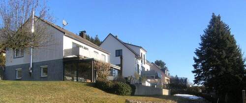 Ansicht Süd-West - 957 m² Grundstück in Aussichtslage mit Einfamilienhaus mit Wintergarten und Garage