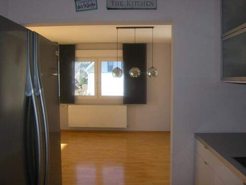 Küche mit Zugang zum Esszimmer und Flur - 