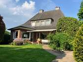 Hinteransicht mit Weg zum Haus - 