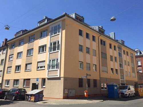 Hausansicht - 2-Zimmer Erdgeschoss-Wohnung mit Einbauküche in Nürnberg-Rennweg