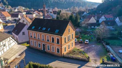 Luftbildaufnahme - 1 Zimmer Mehrfamilienhaus, Wohnhaus in Hinterweidenthal