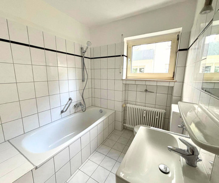 Badezimmer mit Duschwanne und Fenster - 