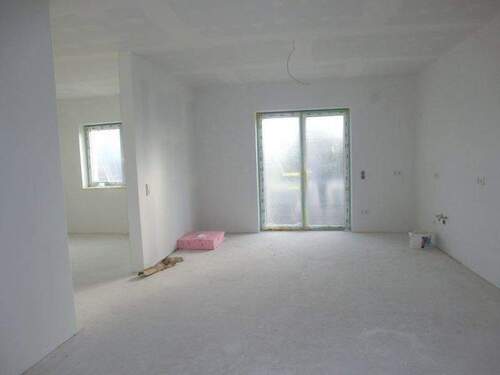 Küche mit Terrassenausgang, daneben Wohnzimmer - Großzügige 3-Zi.- EG-Wohnung mit Terrasse - Erstbezug (Wg-Nr. 1)