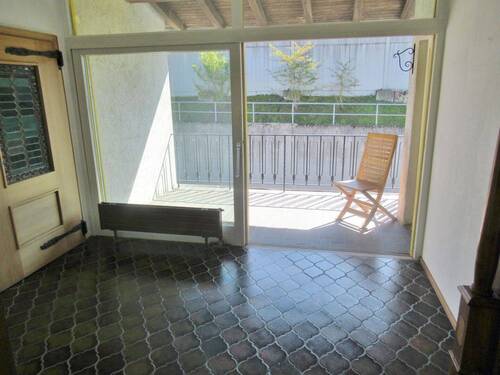 Blick vom Eingangsbereich zum Balkon - 