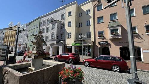 Blick zum Anwesen I - ... AIGNER - Altstadteinzeldenkmal in 1A-Lage direkt am historischen Stadtplatz ...