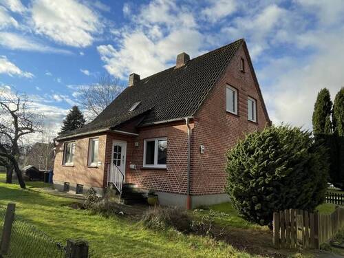 Titelbild - Zweifamilienhaus mit großem Grundstück in Ashausen - Sanierungsobjekt mit viel Potenzial