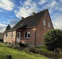 Zweifamilienhaus mit großem Grundstück in Ashausen - Sanierungsobjekt mit viel Potenzial