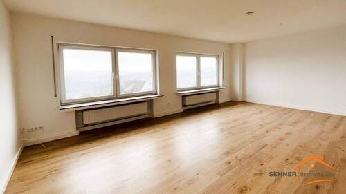 Wohnzimmer mit Fernblick - 3 Zimmer Etagenwohnung zum Kaufen in Sundern