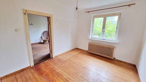 1. Wohnung Nebengebäude Schlafzimmer Rückseite - 