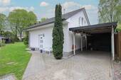 Außenansicht vorn + Carport - Sehr gute Lage, nahe der Ostseeküste: - schönes Ferienhaus in Diedrichshagen