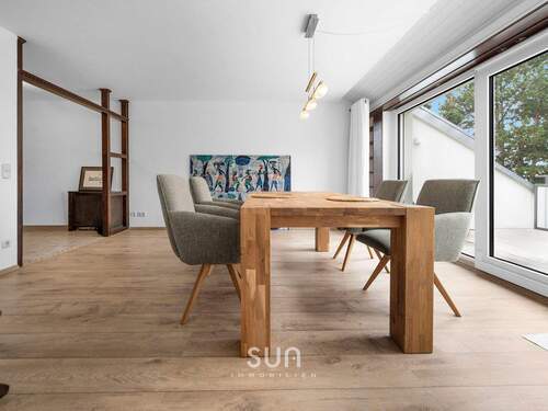 Lichtdurchflutetes Wohnzimmer - 3 Zimmer Etagenwohnung in Kronberg im Taunus