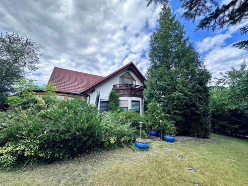Ansicht Süd - Ein idealer Platz für Ihre Familie! Gemütliches Einfamilienhaus in ruhiger Lage mit großem Garten!