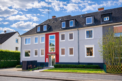 Hausansicht - Wohnen, vermieten oder zusammenlegen: 2 Eigentumswohnungen im Dachgeschoss