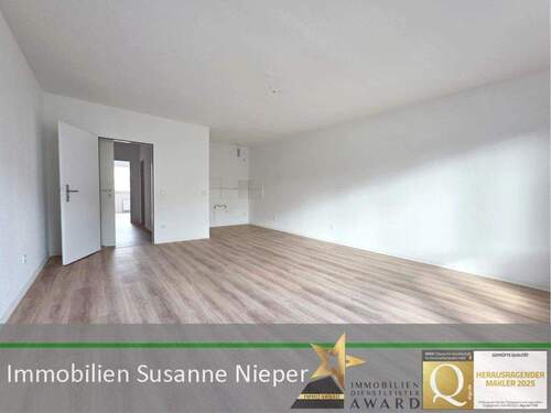 Wohnzimmer mit offener Küche - Lichthell und renoviert mit Balkon in Wuppertal-Barmen – 4.OG App.23