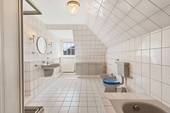 Bad im Dachgeschoss - 