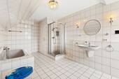 Bad im Dachgeschoss - 